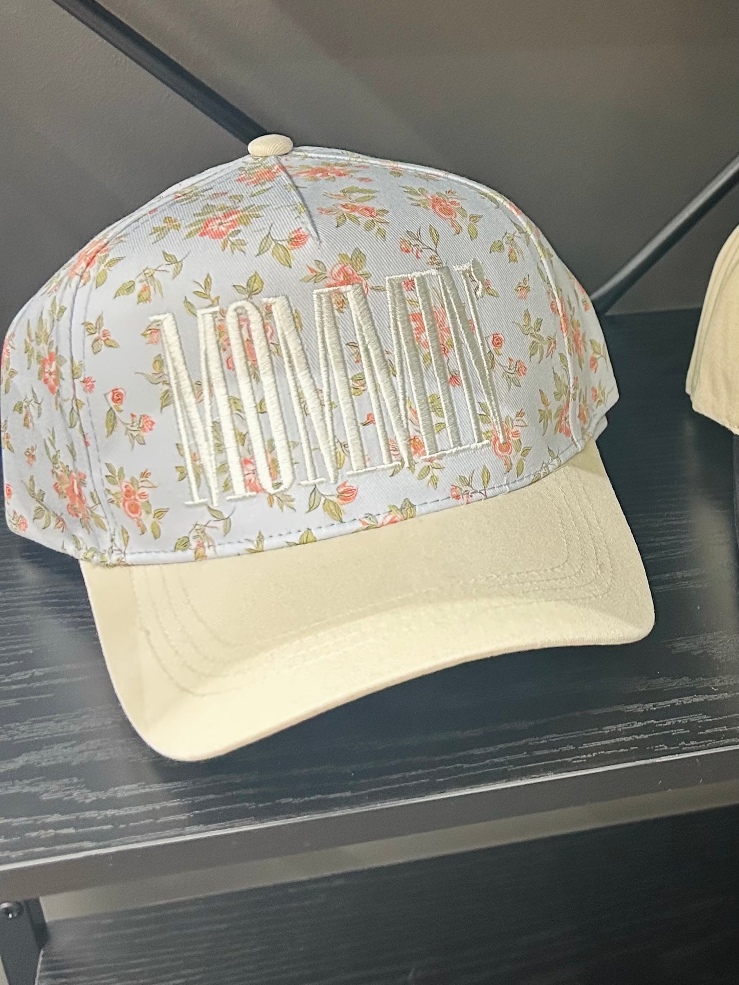MOMMIN' Embroidered Flower PatternTrucker Hat
